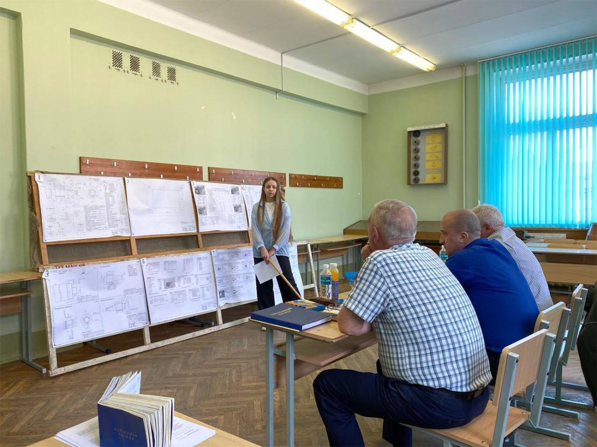 <em><strong>Дарья Малашенко</strong></em> отвечает на вопросы Государственной экзаменационной комиссии